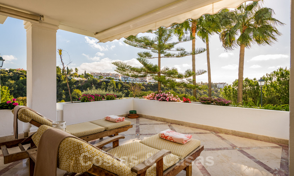 Luxury apartment for sale in gated community and golf and country club close to Marbella centre 40982