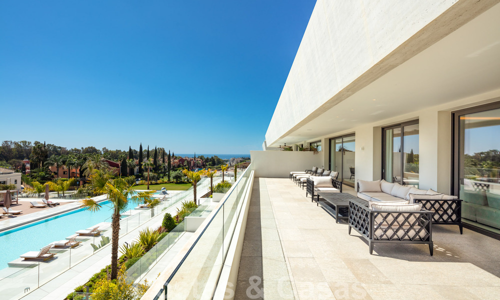 Luxurious, exclusive penthouse with huge roof terrace and private pool for sale in Marbella, Golden Mile 41105