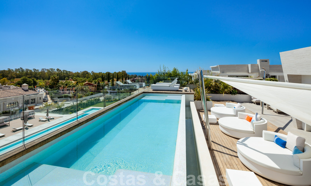 Luxurious, exclusive penthouse with huge roof terrace and private pool for sale in Marbella, Golden Mile 41107