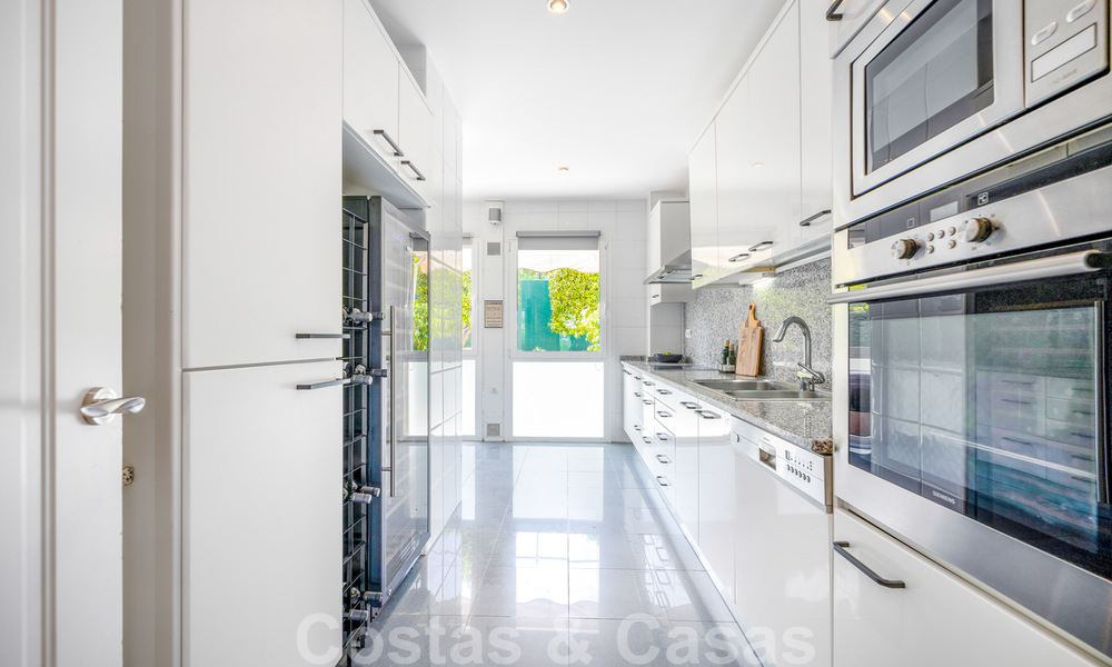 Renovated, modern apartment for sale with a spacious terrace in Nueva Andalucia, Marbella 41338