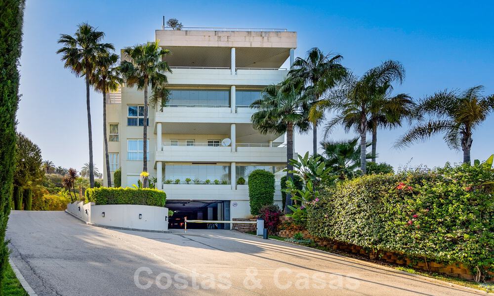 Renovated, modern apartment for sale with a spacious terrace in Nueva Andalucia, Marbella 41340