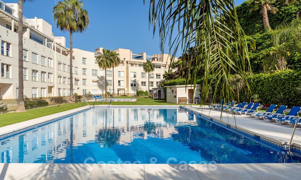 Renovated, modern apartment for sale with a spacious terrace in Nueva Andalucia, Marbella 41342