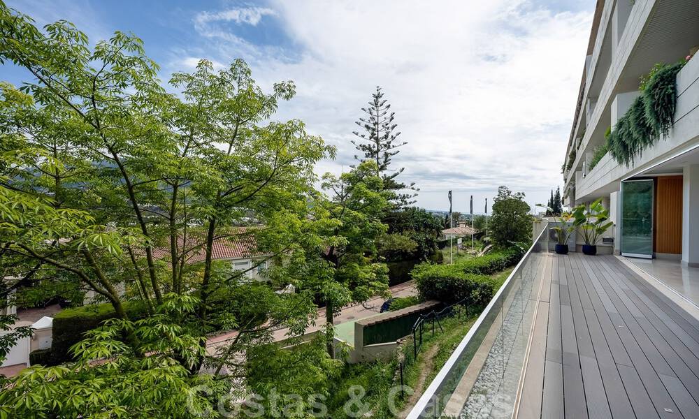 Renovated, modern apartment for sale with a spacious terrace in Nueva Andalucia, Marbella 41350