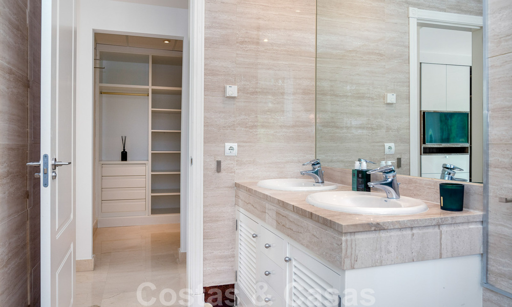 Renovated, modern apartment for sale with a spacious terrace in Nueva Andalucia, Marbella 41374
