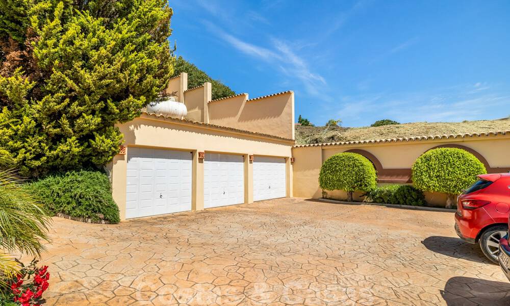 Spanish, luxury villa for sale, with views of the countryside and the sea, in Marbella - Benahavis 41537