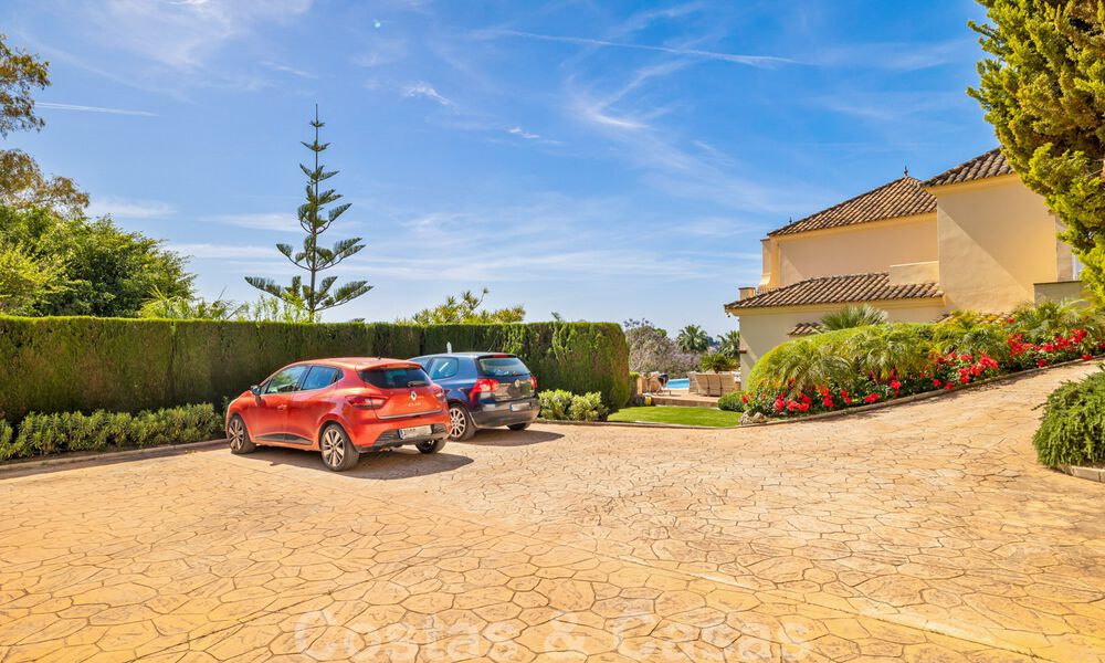 Spanish, luxury villa for sale, with views of the countryside and the sea, in Marbella - Benahavis 41545