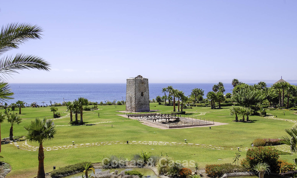 Torre Bermeja: Spacious luxury apartments for sale in an exclusive, frontline beach complex, between Marbella and Estepona 41570