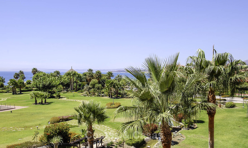 Torre Bermeja: Spacious luxury apartments for sale in an exclusive, frontline beach complex, between Marbella and Estepona 41571