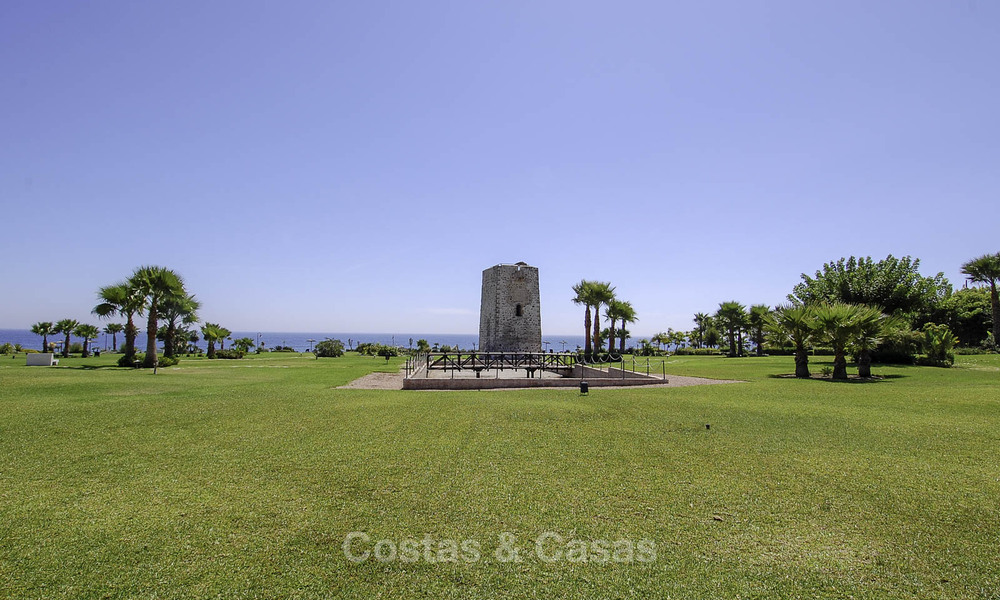 Torre Bermeja: Spacious luxury apartments for sale in an exclusive, frontline beach complex, between Marbella and Estepona 41582