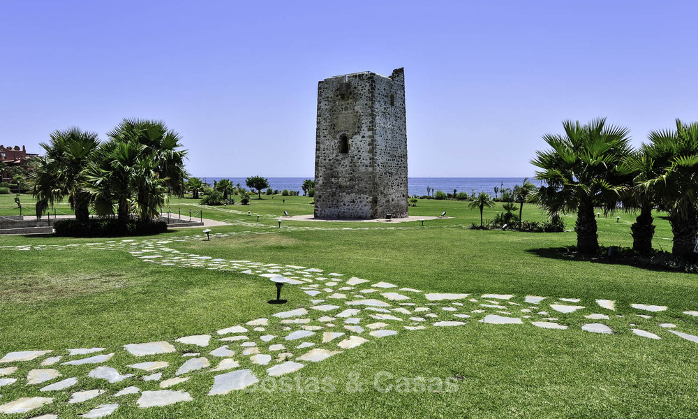 Torre Bermeja: Spacious luxury apartments for sale in an exclusive, frontline beach complex, between Marbella and Estepona 41594