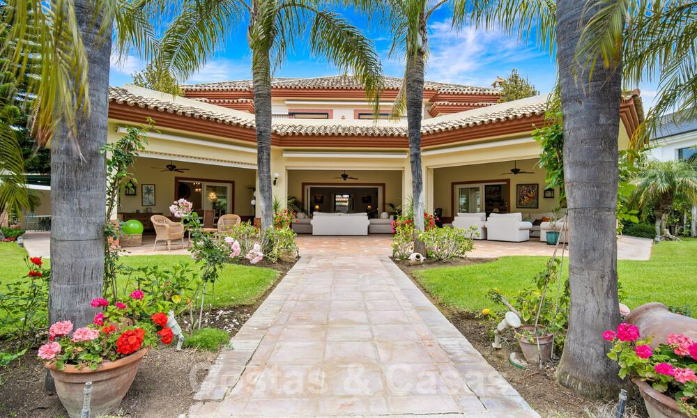 Traditional style luxury villa for sale with garden views, beachside in Guadalmina Baja in Marbella 41819