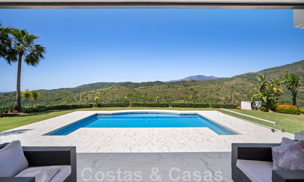 Luxury villa in a classical Mediterranean style for sale with sea views in Benahavis - Marbella 41971