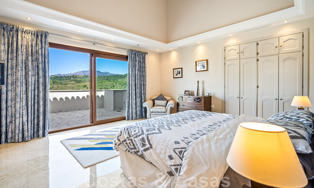Luxury villa in a classical Mediterranean style for sale with sea views in Benahavis - Marbella 41988