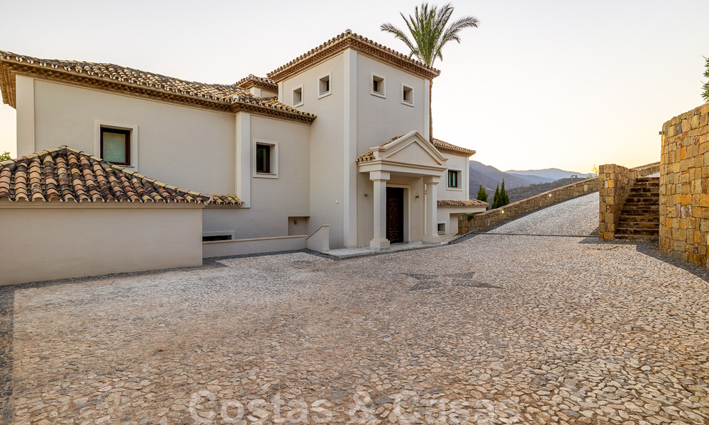 Luxury villa in a classical Mediterranean style for sale with sea views in Benahavis - Marbella 44085