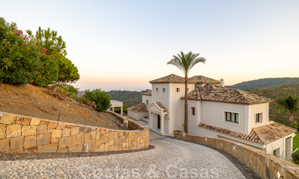 Luxury villa in a classical Mediterranean style for sale with sea views in Benahavis - Marbella 44086