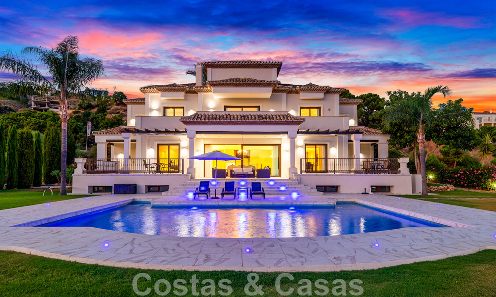 Luxury villa in a classical Mediterranean style for sale with sea views in Benahavis - Marbella 44087