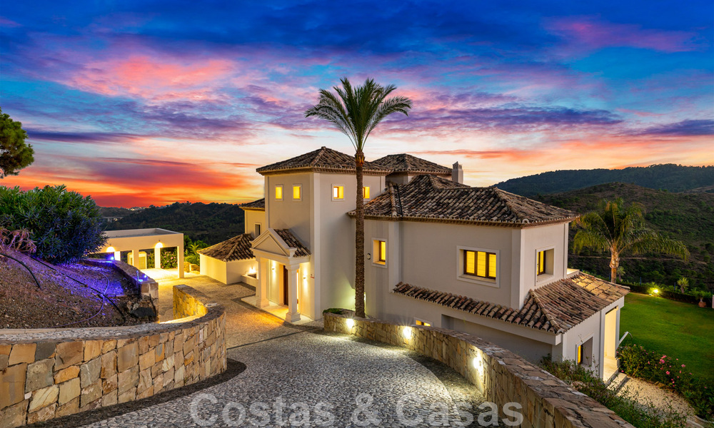 Luxury villa in a classical Mediterranean style for sale with sea views in Benahavis - Marbella 44092