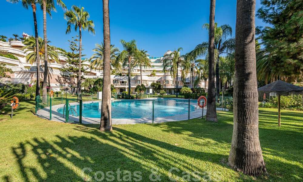 Renovated apartment for sale, with sea views, beachfront next to the Marina of Puerto Banus, Marbella 42073