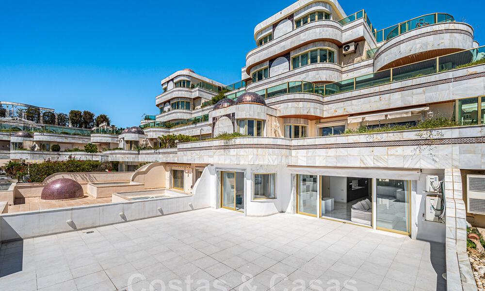 Renovated apartment for sale, with sea views, beachfront next to the Marina of Puerto Banus, Marbella 42219