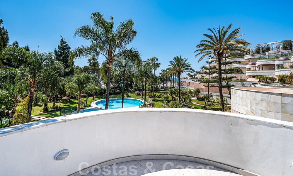 Renovated apartment for sale, with sea views, beachfront next to the Marina of Puerto Banus, Marbella 42231