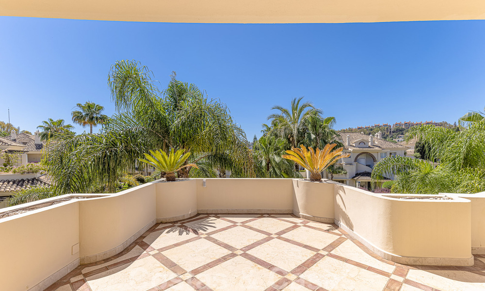 Luxury penthouse for sale in a beautiful frontline golf resort in Nueva Andalucia, Marbella 51670
