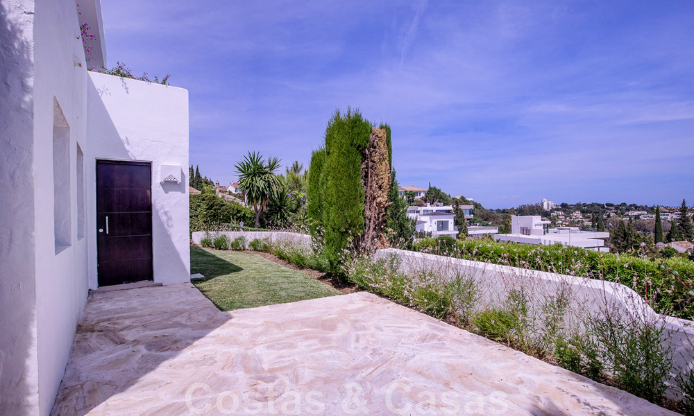 Recently renovated Mediterranean style villa for sale with sea views, in an elevated and gated community in Marbella - Benahavis 45534