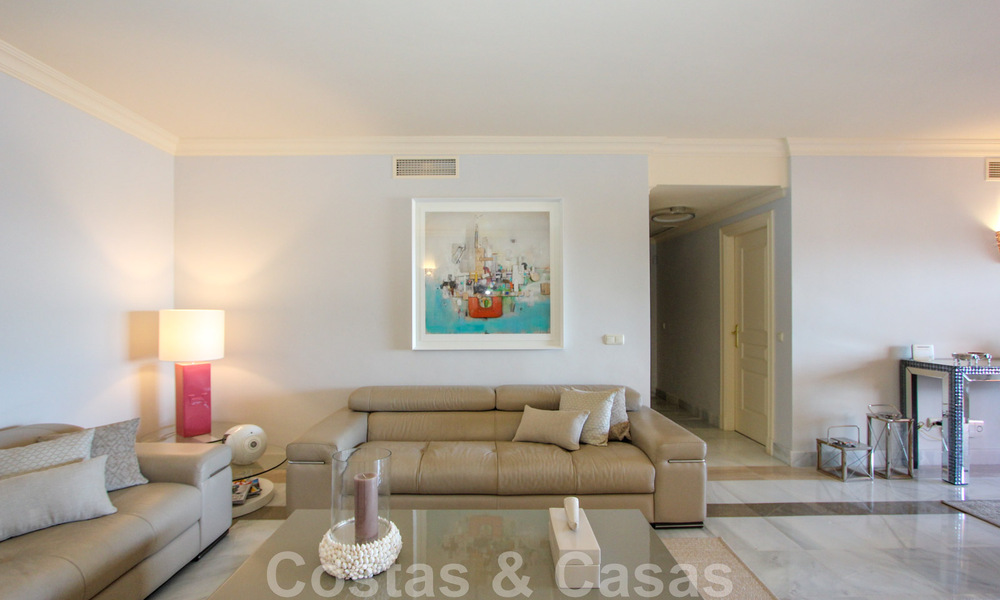 Large apartment for sale with lovely sea views in Benahavis - Marbella 42357