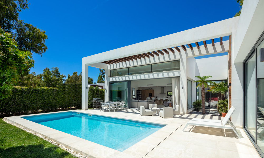 Modern villa for sale in a gated community between Marbella and Estepona 42418