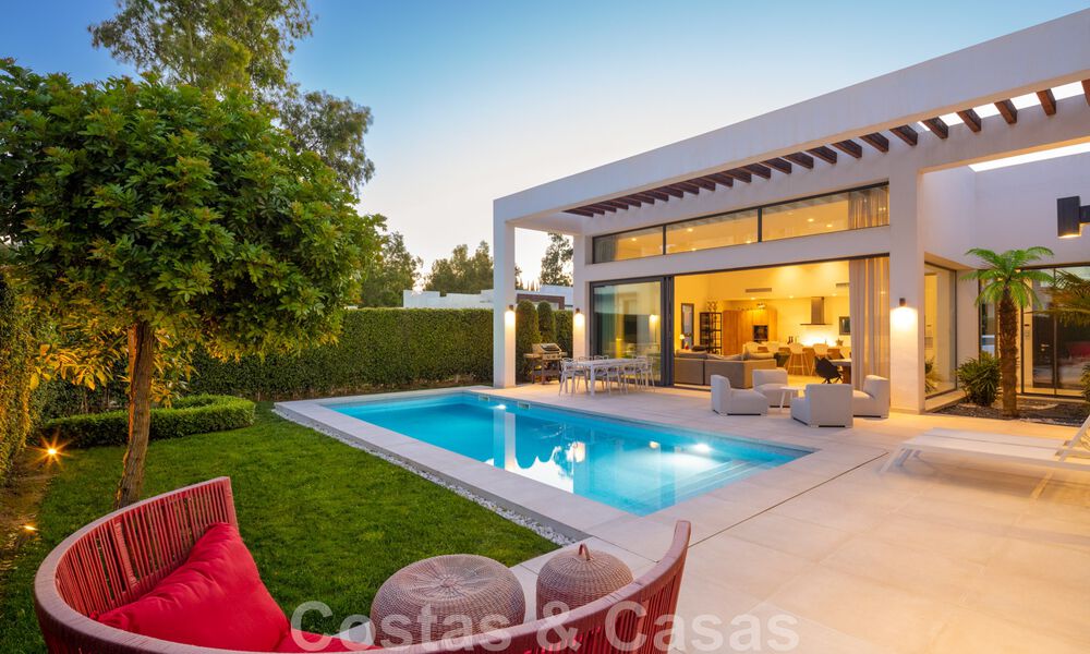 Modern villa for sale in a gated community between Marbella and Estepona 42437