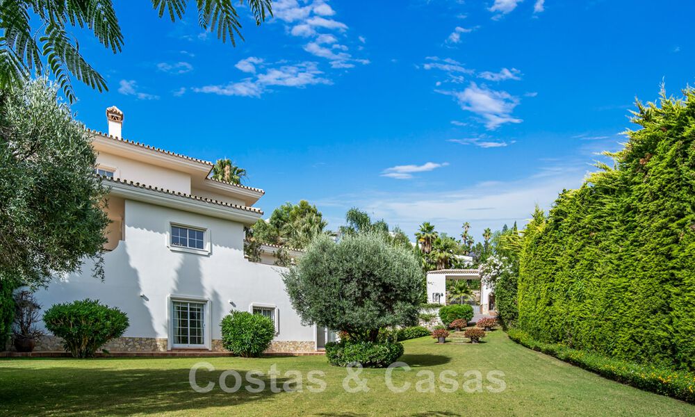 Andalucian villa for sale with sea views in a gated urbanization between Nueva Andalucia's golf valley and La Quinta golf, in Benahavis - Marbella 42770