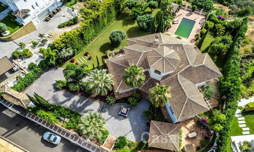 Andalucian villa for sale with sea views in a gated urbanization between Nueva Andalucia's golf valley and La Quinta golf, in Benahavis - Marbella 42771