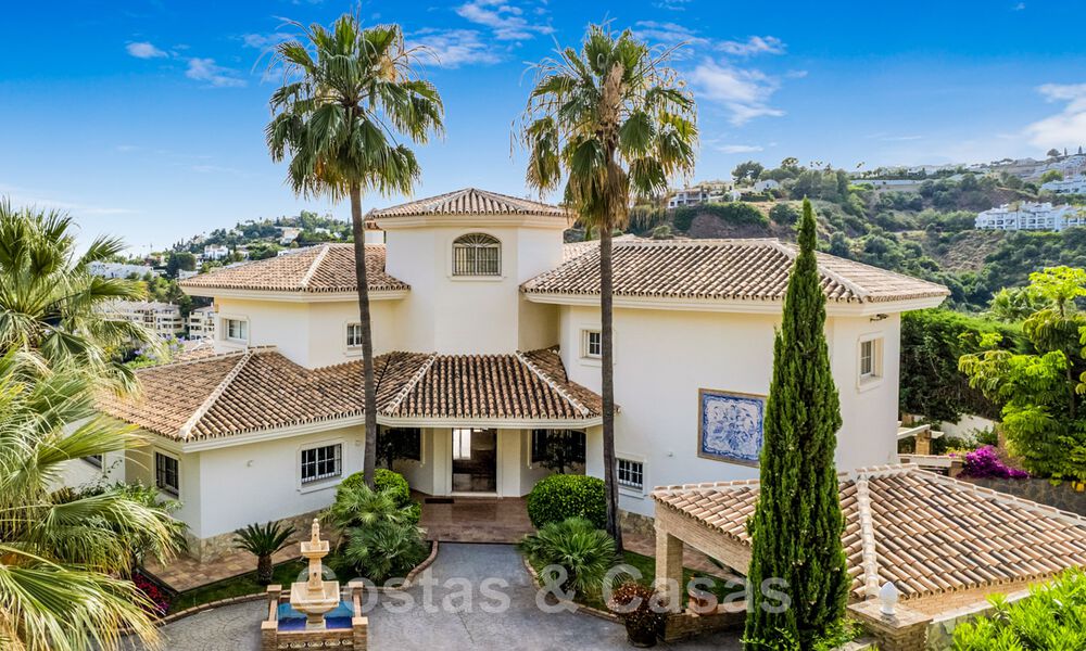 Andalucian villa for sale with sea views in a gated urbanization between Nueva Andalucia's golf valley and La Quinta golf, in Benahavis - Marbella 42772