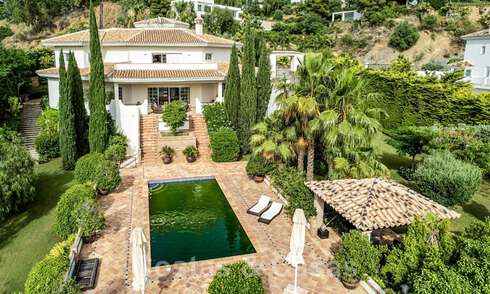 Andalucian villa for sale with sea views in a gated urbanization between Nueva Andalucia's golf valley and La Quinta golf, in Benahavis - Marbella 42773