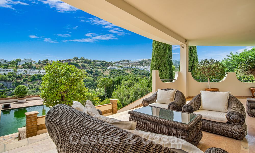 Andalucian villa for sale with sea views in a gated urbanization between Nueva Andalucia's golf valley and La Quinta golf, in Benahavis - Marbella 42776