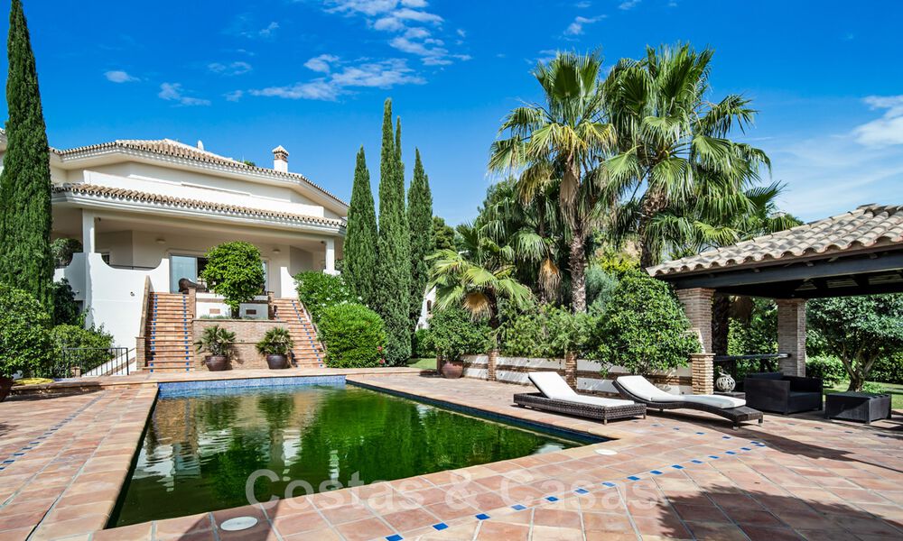 Andalucian villa for sale with sea views in a gated urbanization between Nueva Andalucia's golf valley and La Quinta golf, in Benahavis - Marbella 42779