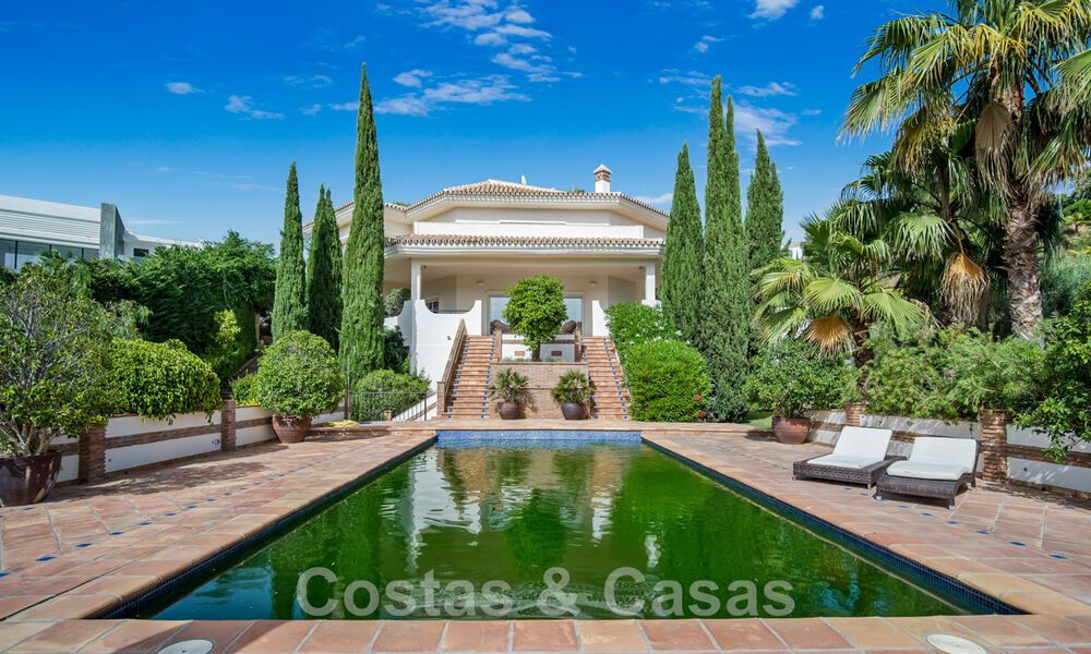 Andalucian villa for sale with sea views in a gated urbanization between Nueva Andalucia's golf valley and La Quinta golf, in Benahavis - Marbella 42780