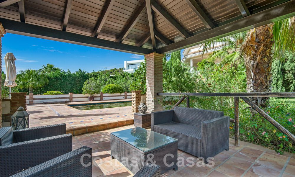 Andalucian villa for sale with sea views in a gated urbanization between Nueva Andalucia's golf valley and La Quinta golf, in Benahavis - Marbella 42781