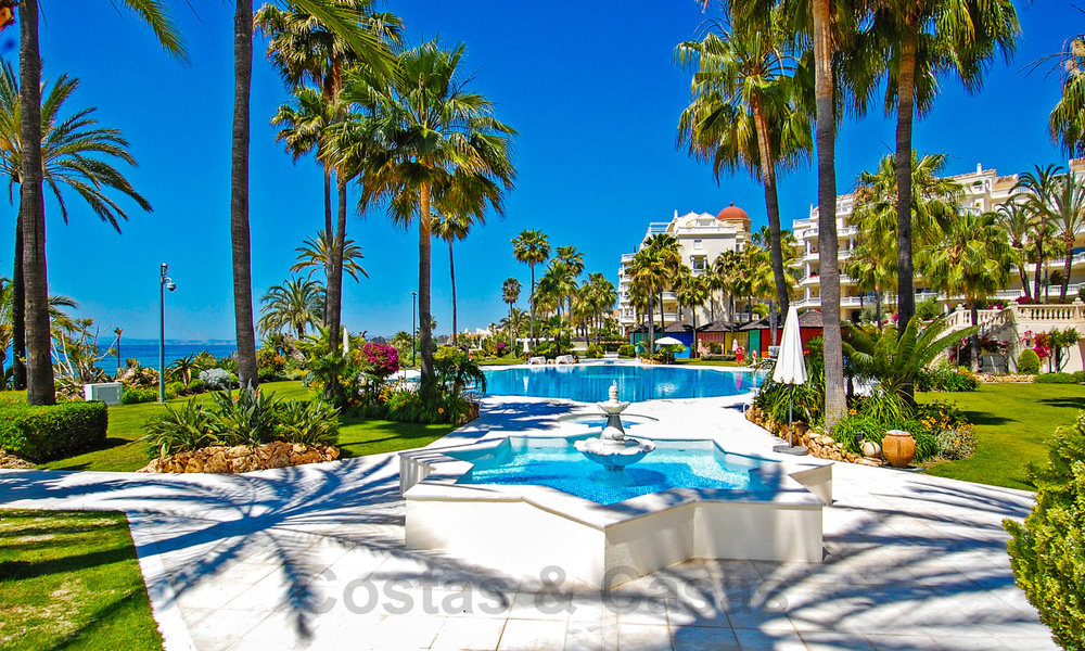 Opportunity! Frontline beach luxury penthouse for sale in Las Dunas Park, Marbella - Estepona. Contemporary renovated. Ready to move in. 42511