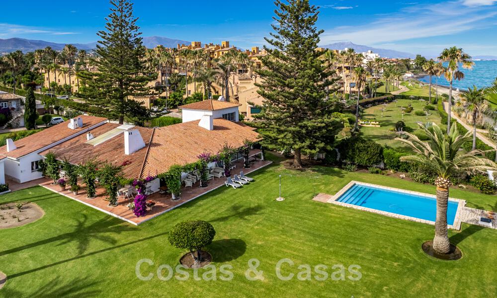 Traditional Spanish villa for sale, frontline beach with direct access to the beach on the New Golden Mile between Marbella and Estepona 42689
