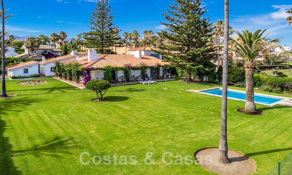 Traditional Spanish villa for sale, frontline beach with direct access to the beach on the New Golden Mile between Marbella and Estepona 42690
