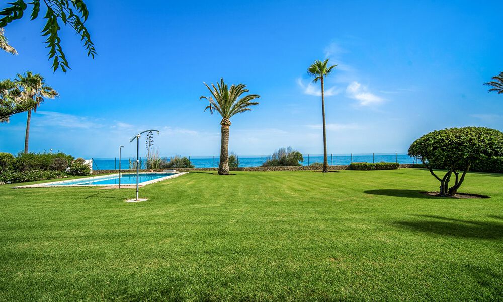 Traditional Spanish villa for sale, frontline beach with direct access to the beach on the New Golden Mile between Marbella and Estepona 42714