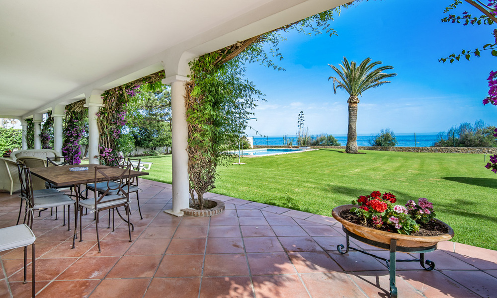 Traditional Spanish villa for sale, frontline beach with direct access to the beach on the New Golden Mile between Marbella and Estepona 42724