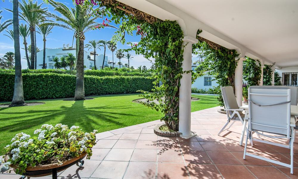 Traditional Spanish villa for sale, frontline beach with direct access to the beach on the New Golden Mile between Marbella and Estepona 42725