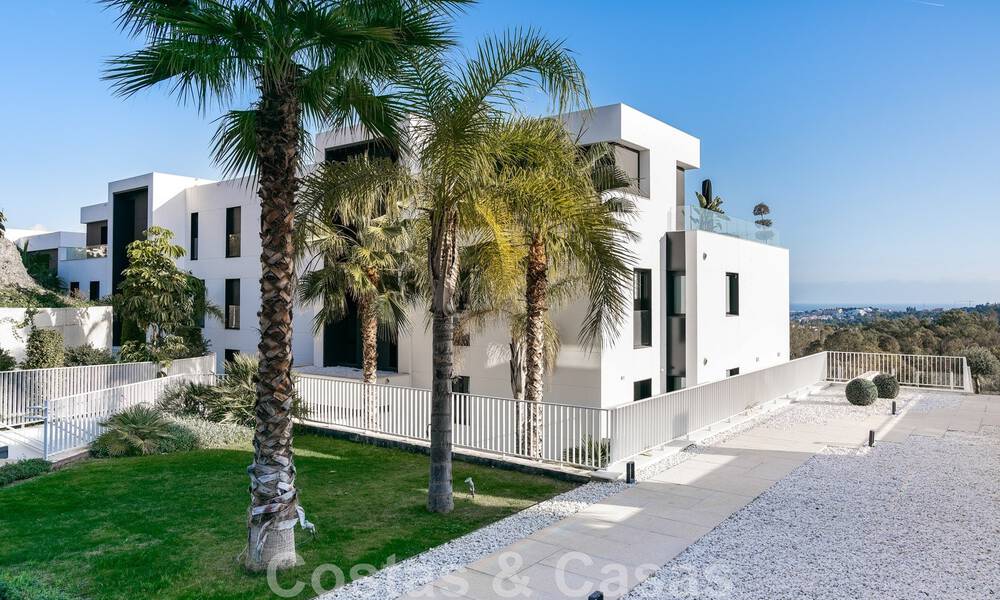 High quality, modern, garden apartment for sale with 3 bedrooms and panoramic sea views in the heart of Nueva Andalucia in Marbella 42872