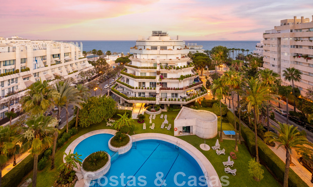Luxury penthouse for sale, renovated in contemporary style, with sea views in a secure complex in Marbella town 43101
