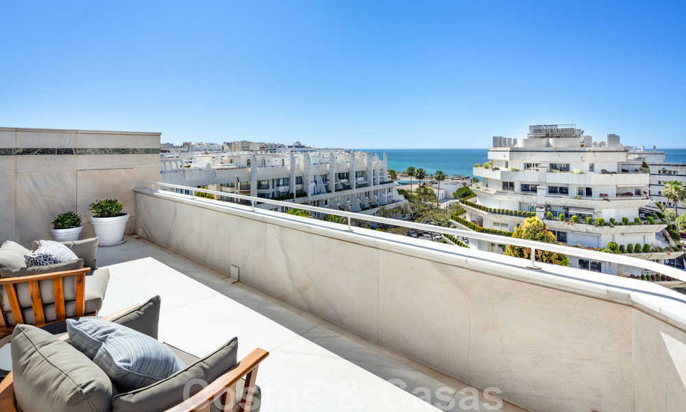 Luxury penthouse for sale, renovated in contemporary style, with sea views in a secure complex in Marbella town 43102