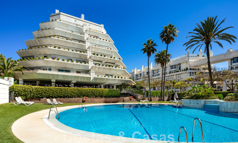 Luxury penthouse for sale, renovated in contemporary style, with sea views in a secure complex in Marbella town 43104