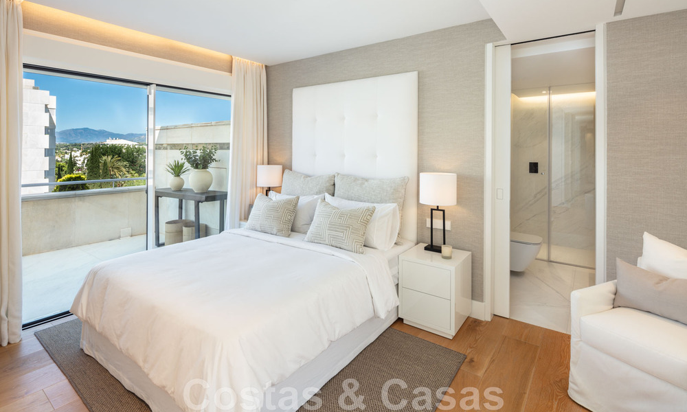 Luxury penthouse for sale, renovated in contemporary style, with sea views in a secure complex in Marbella town 43109