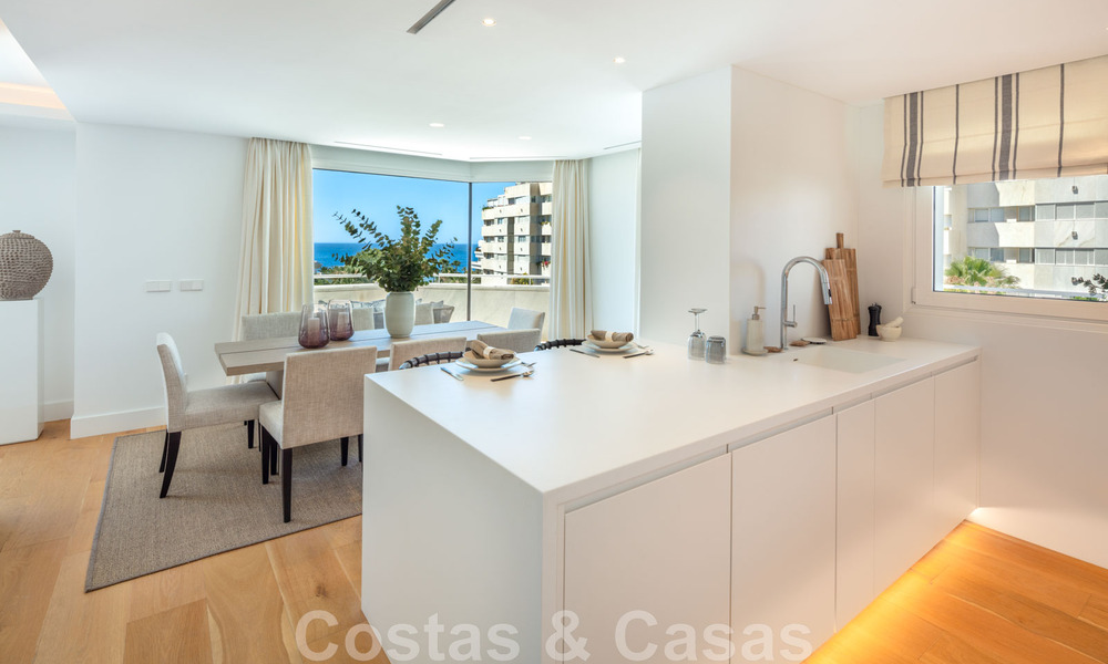Luxury penthouse for sale, renovated in contemporary style, with sea views in a secure complex in Marbella town 43116