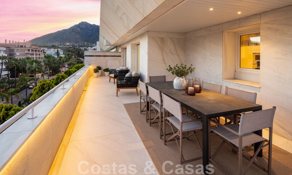 Luxury penthouse for sale, renovated in contemporary style, with sea views in a secure complex in Marbella town 43117